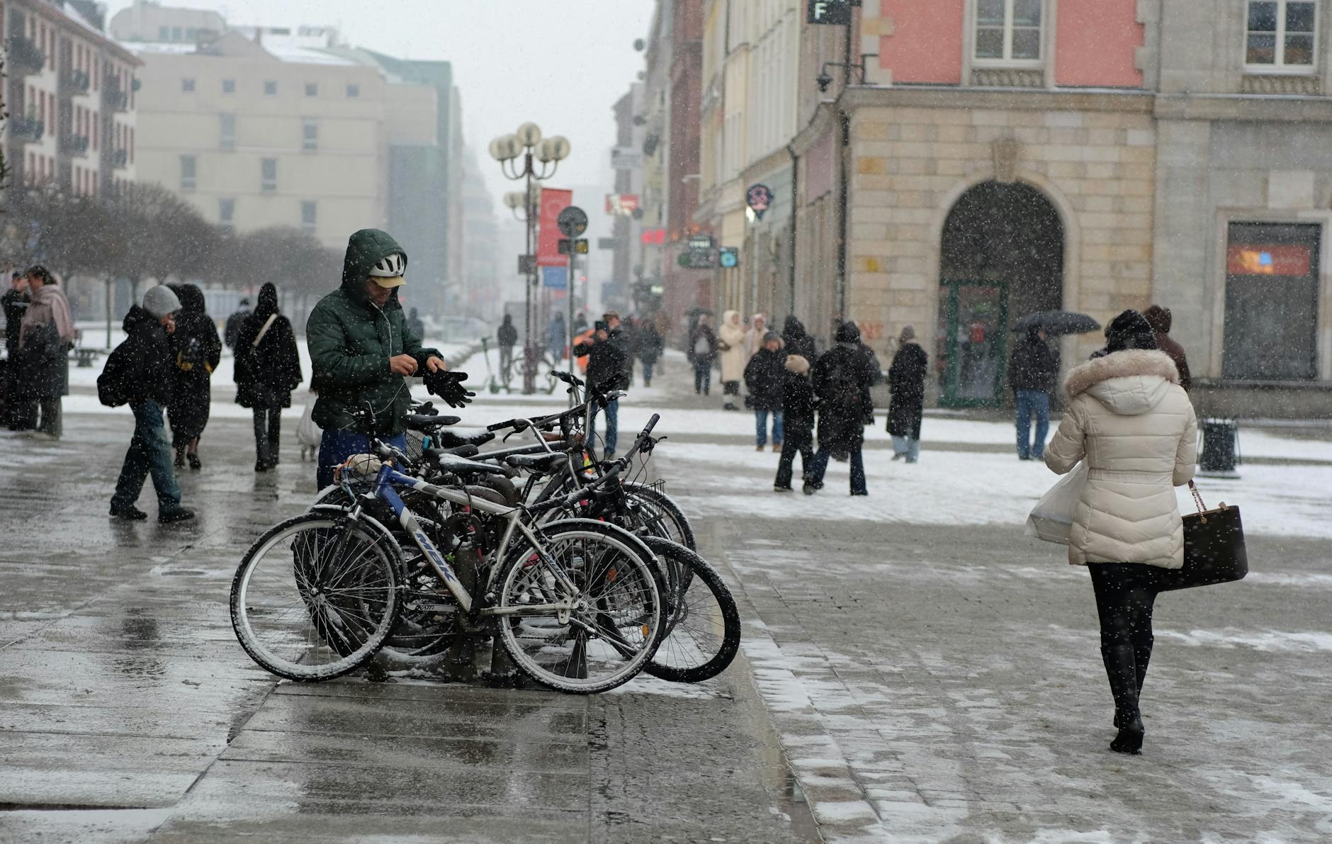 Mapa wskazująca trasę rowerową w okolicach Szklarskiej Poręby, z zaznaczoną prognozą pogody na weekend.